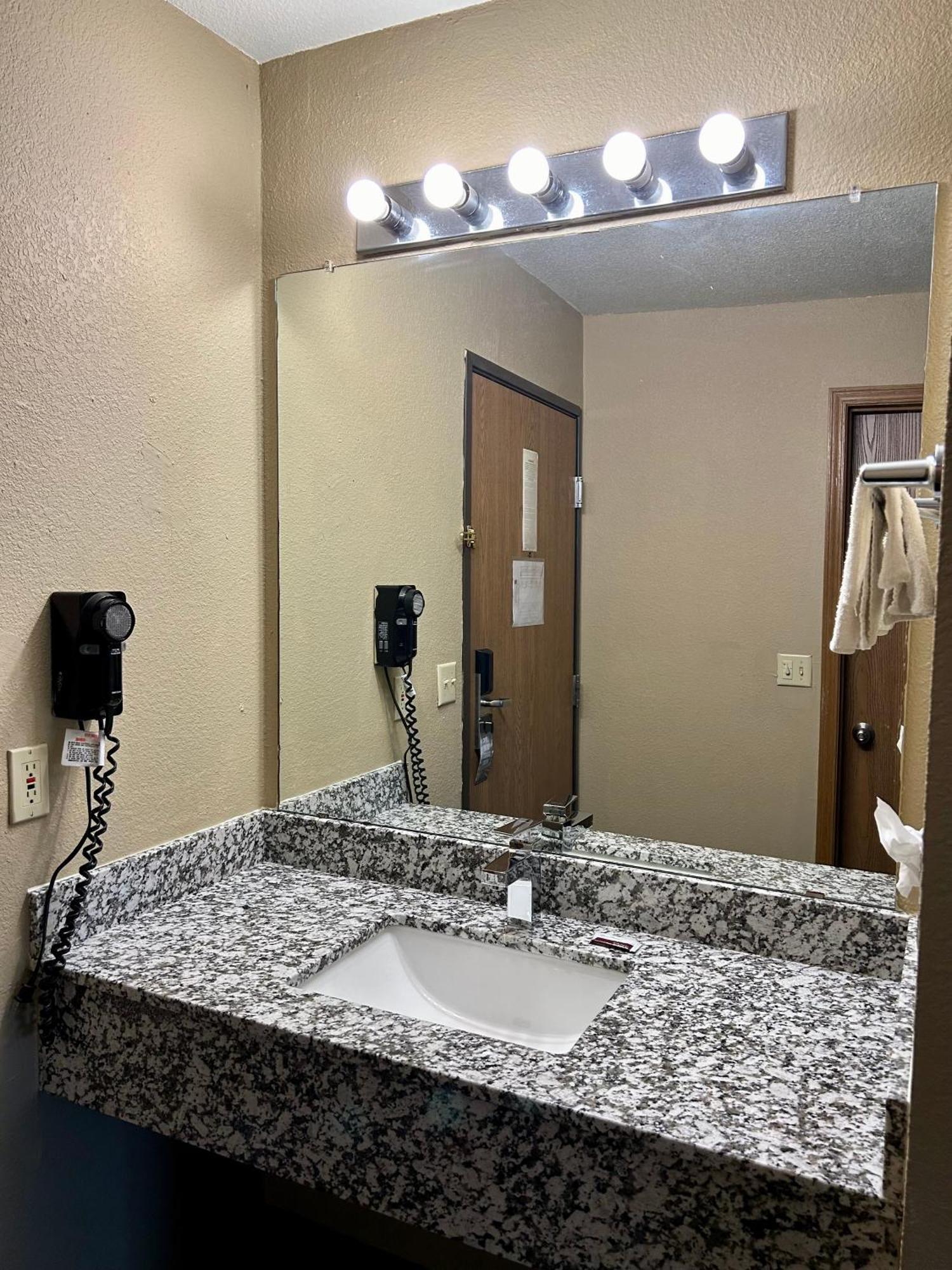 Super 8 By Wyndham Platte City Kansas City Area Exterior photo